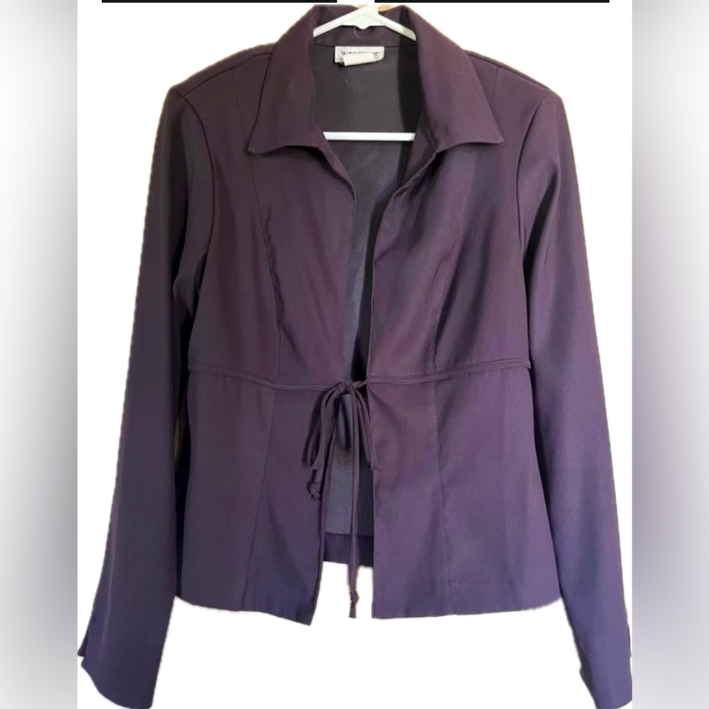 Wrapper. Vintage 2 piece skirt and blazer set. Excellent condition! Size Medium.